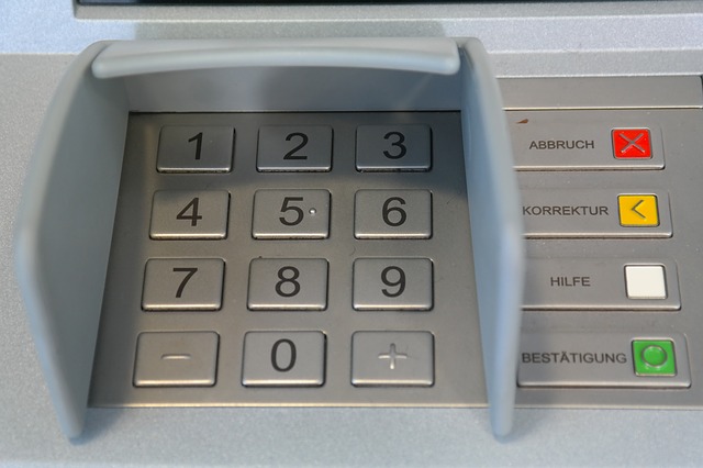 ATM 的發明想領就領，一卡在手提錢超方便
