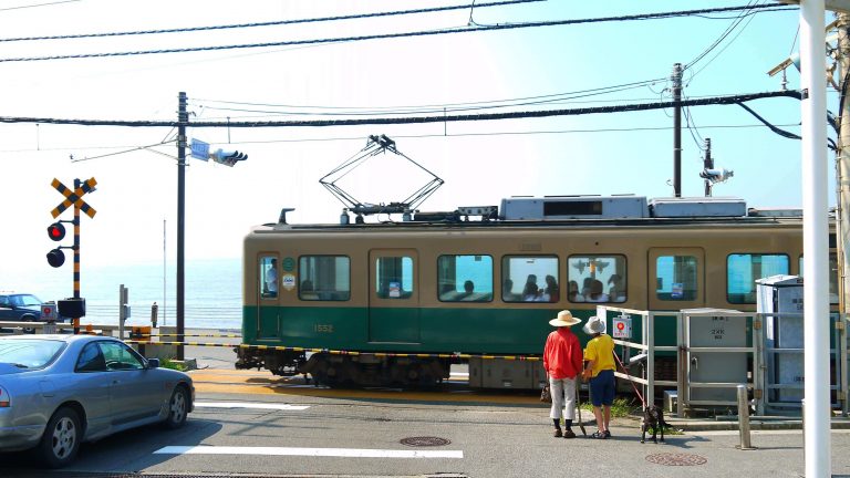 追尋路面電車：遇見日本城市風景》晴子與櫻木花道相遇在江之島電鐵