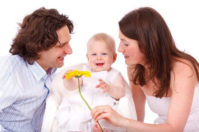 透過遊戲與寶寶建立緊密的情感依附， 奠定寶寶開朗、健全人格發展